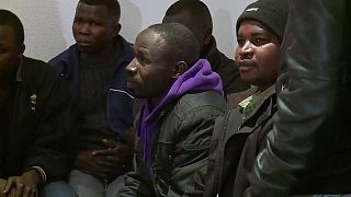 I migranti di Calais cominciano ad arrivare nei centri di accoglienza