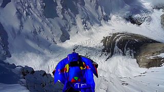 Base jumping: Το παράτολμο άλμα του Βαλερί Ροζόφ από 7.700 μέτρα
