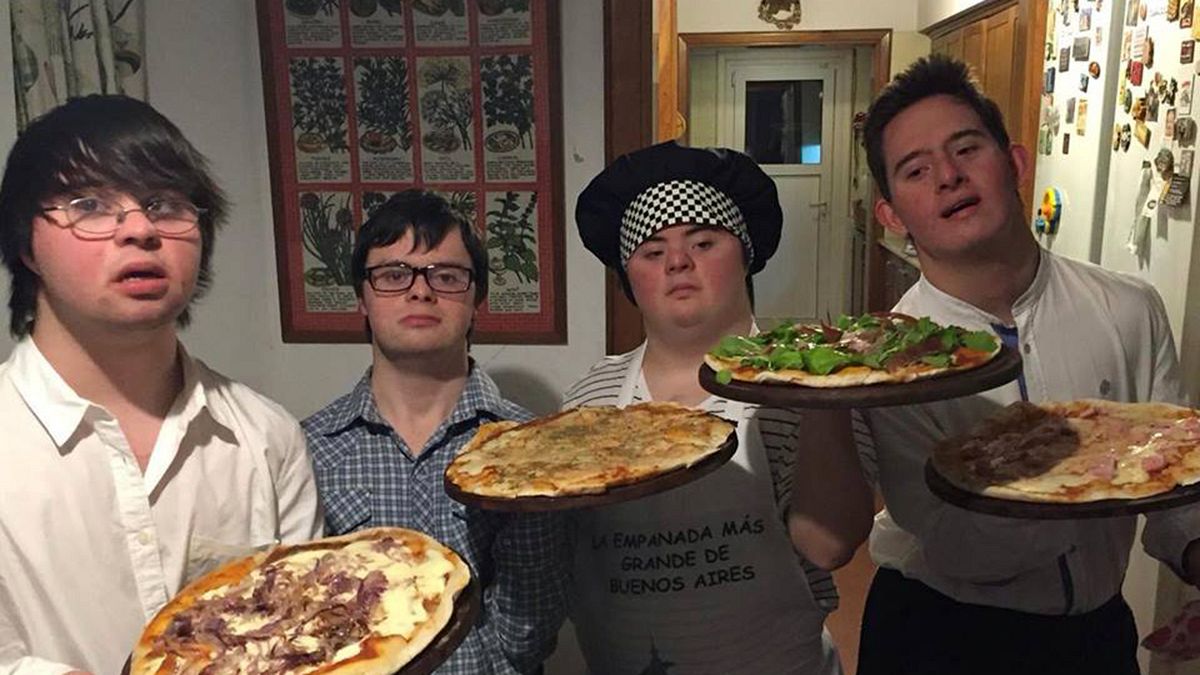 Τέσσερις φίλοι με σύνδρομο Down φτιάχνουν πίτσα και είναι πια ανεξάρτητοι