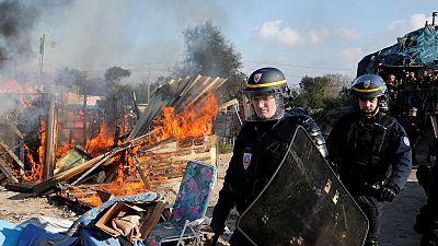 Calais'deki kamp boşaltılırken, bir yandan da yıkılıyor