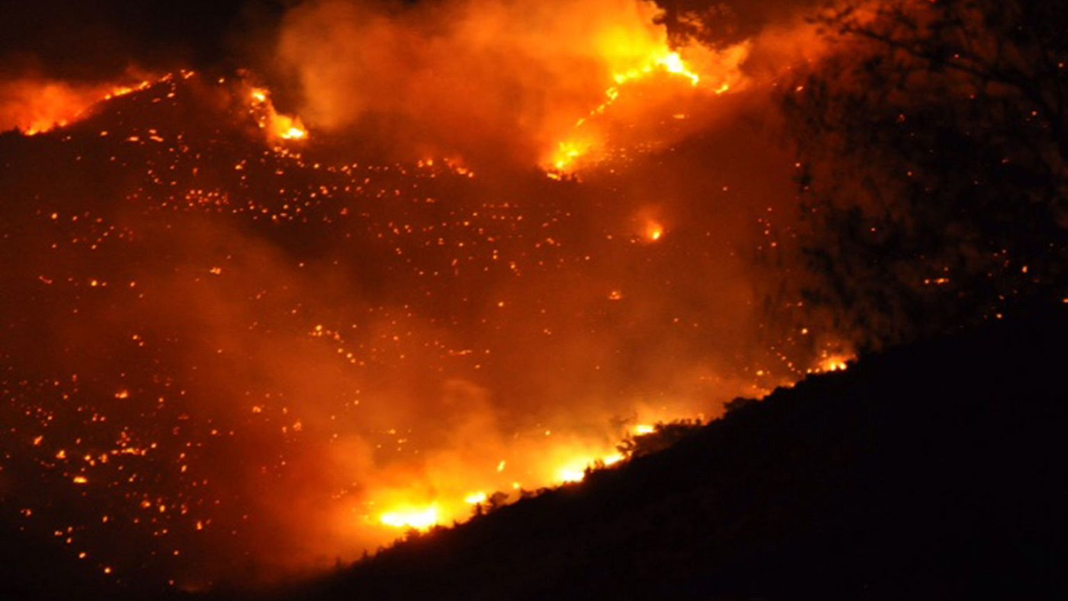 Σε εξέλιξη πυρκαγιά στη Σύρο (Video)
