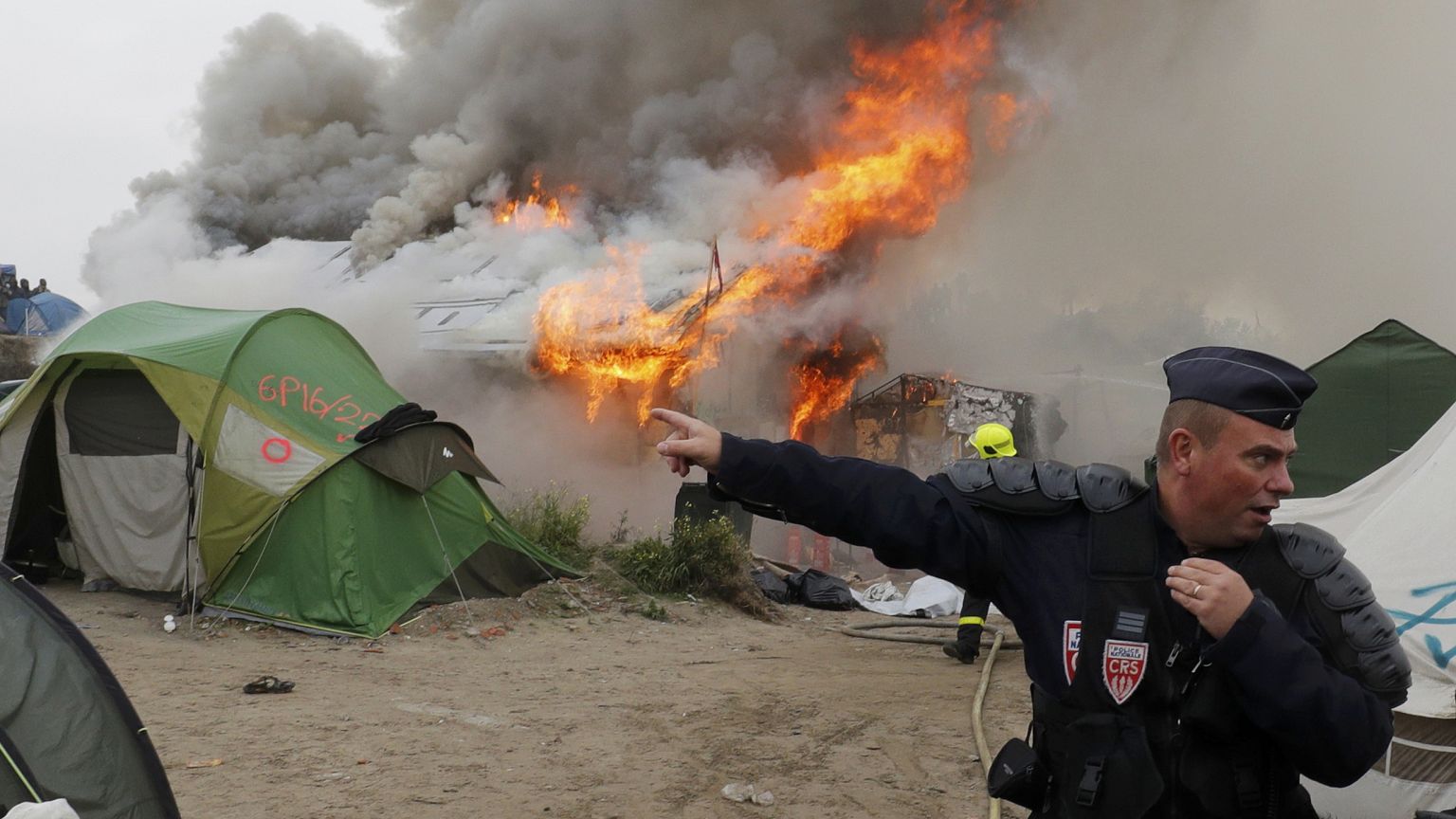 Lángol a Calais-i "dzsungel"