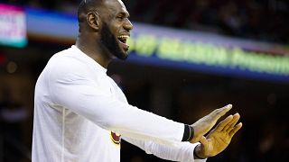 LeBron brilha com Knicks pouco inspirados