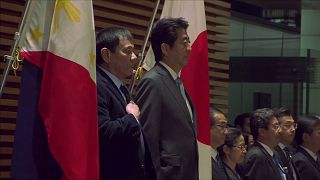 Le président philippin tente d'arrondir les angles au Japon