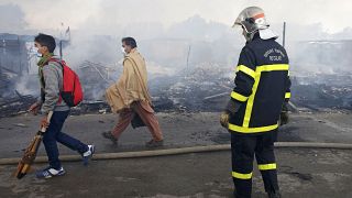 La "jungla" de Calais, desierta y arrasada por las llamas