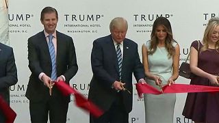 Trump inaugura hotel em Washington enquanto Clinton celebra aniversário na Florida