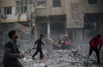 Cerca de 30 civiles mueren, la mayoría niños, en un bombardeo ruso contra una escuela en el norte de Siria