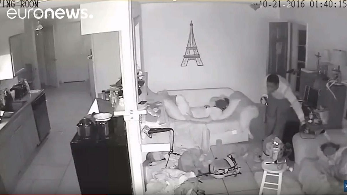 Überwachungsvideo: Einbrecher bestehlen Schlafende