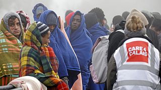 Tahliyeye rağmen onlarca sığınmacı Calais'de kalmaya devam ediyor