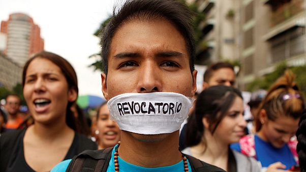 Venezuela: policeman killed as anti-government unrest spreads Venezuela: policeman killed as anti-government unrest spreads