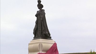 Isabel II inaugura nova estátua da Rainha Mãe