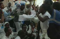 شادی و پایکوبی مهاجران نجات داده شده در آبهای مدیترانه