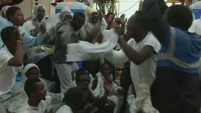 شادی و پایکوبی مهاجران نجات داده شده در آبهای مدیترانه