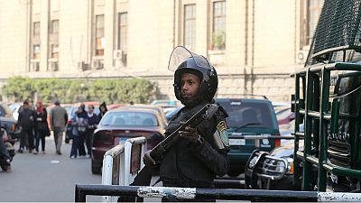 Egypte : un passant tué par une bombe visant des policiers au Caire