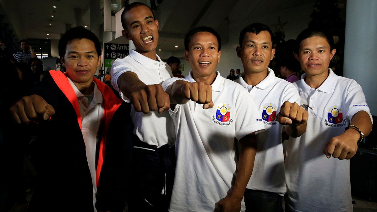 دریانوردان فیلیپینی پس از ۵ سال اسارت به کشورشان بازگشتند