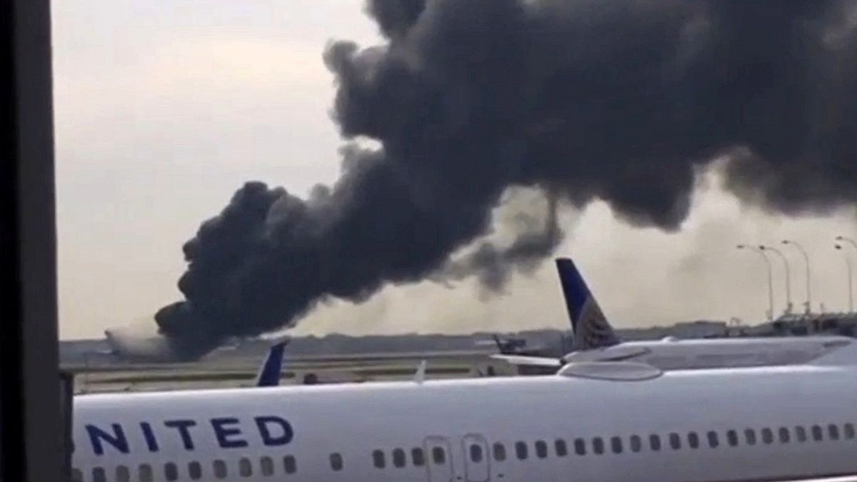EUA: aparelho da American Airlines pega fogo momentos antes de descolar