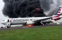 Δείτε: Αεροσκάφος της Airlines στις φλόγες