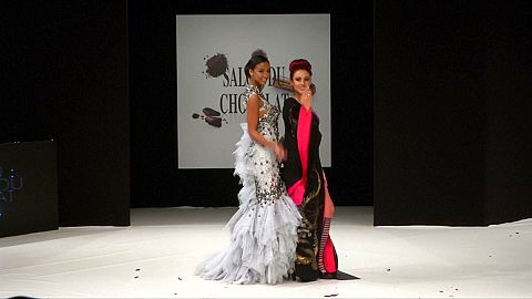 Models tragen Schokoladen-Outfits in Paris