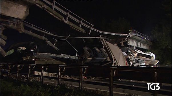 VIDEO: Stark befahrene Brücke in Italien stürzt ein VIDEO: Stark befahrene Brücke in Italien stürzt ein