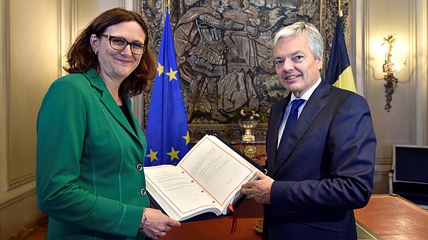 Juncker, Tusk y Trudeau firman este domingo en Bruselas el CETA entre la UE y Canadá Juncker, Tusk y Trudeau firman este domingo en Bruselas el CETA entre la UE y Canadá