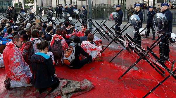 Bruxelles: sit-in di protesta contro il Ceta, scontri tra dimostranti e polizia Bruxelles: sit-in di protesta contro il Ceta, scontri tra dimostranti e polizia