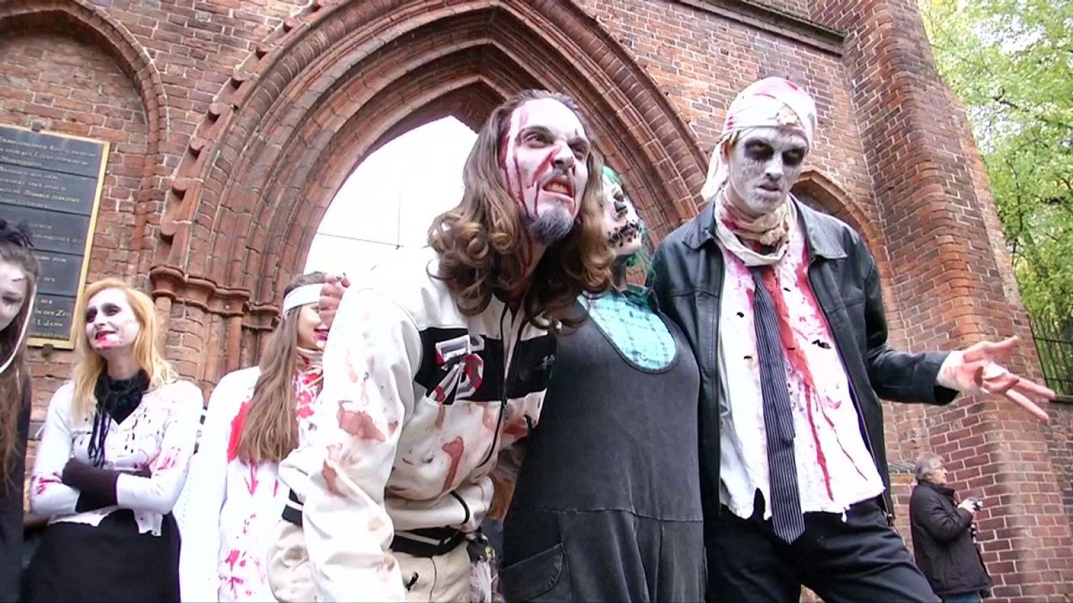 Zombi-invázió Berlinben Halloweenkor