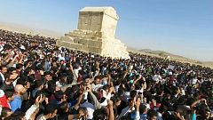 انتقاد از تجمع در آرامگاه کوروش: چه کسی کوتاهی کرده که افراد اینگونه جمع شدند