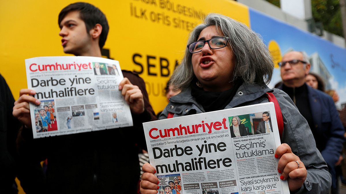 Türkei: Verhaftungen bei Zeitung Cumhuriyet wegen "Unterstützung von Terrororganisationen"