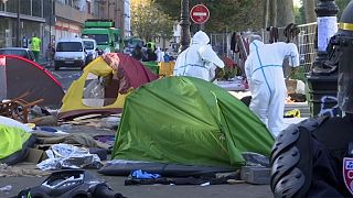 Policías antidisturbios desmantelan un campamento de inmigrantes y refugiados en París