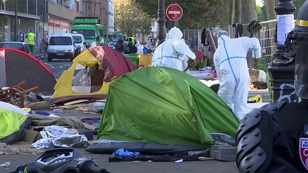 Migranti: raid della polizia a Parigi, tensioni Migranti: raid della polizia a Parigi, tensioni