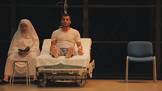 " بينما كنت أنتظر "...عرض مسرحي يحاكي المأساة السورية