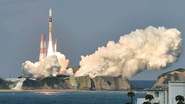 Wettersatellit mit Manga-Zeichnungen im All Wettersatellit mit Manga-Zeichnungen im All