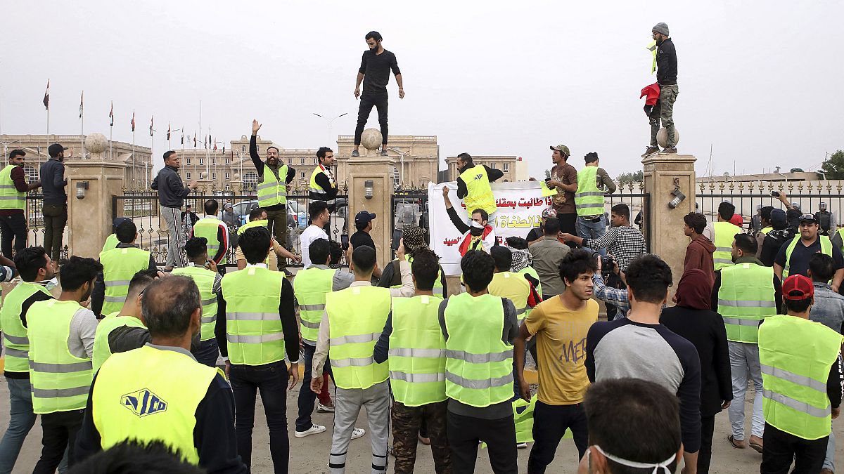 Image: Protesters chant slogans in front of the provincial council building