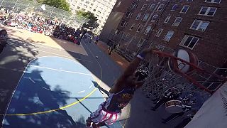 Basketballer gegen Bullies: Harlem Globetrotters besuchen Schule