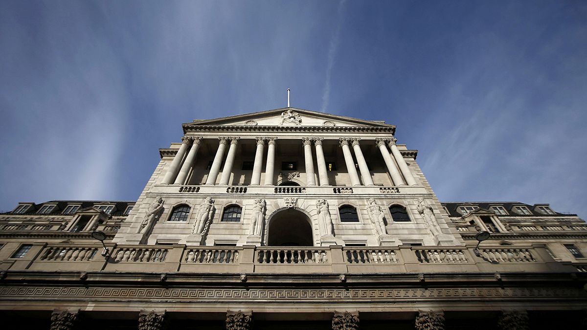 Bank of England: gazdaságbővülést és emelkedő inflációt hoz 2017