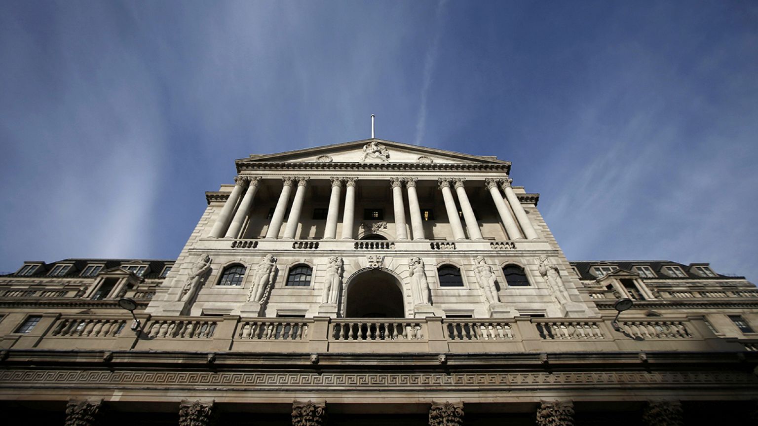 الجنيه الاسترليني يقفز 1.5% والمركزي البريطاني الغى خفض اسعار الفائدة