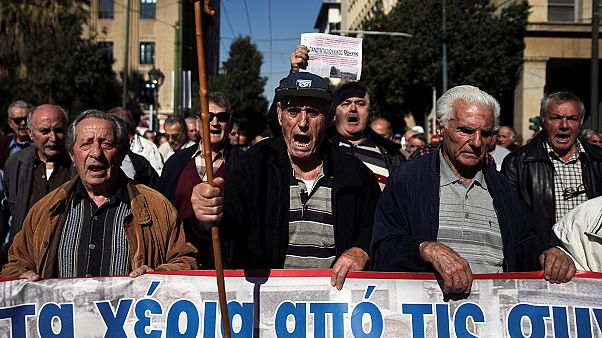 Grécia: Milhares de pensionistas protestam contra novas medidas de austeridade Grécia: Milhares de pensionistas protestam contra novas medidas de austeridade