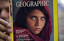 La niña afgana de National Geographic es hospitalizada en Pakistán, donde sigue detenida
