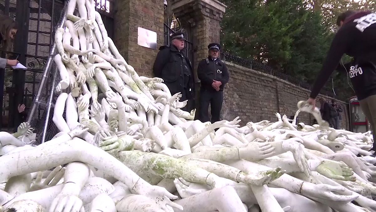 Emberi testrészek formáit helyezték tüntetők az orosz követség elé Londonban