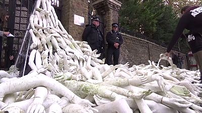 Manequins desmembrados frente à embaixada russa em Londres