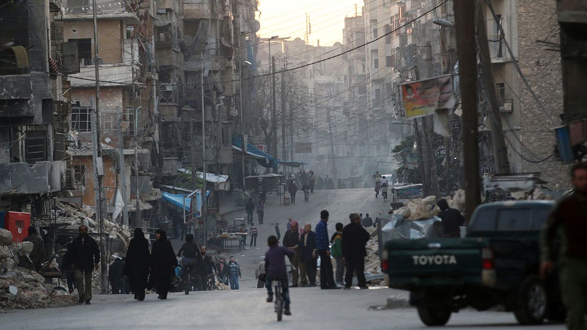 No sign of civilians or rebels leaving Aleppo despite Russian airstrikes pause