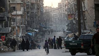 Leere Busse und wartende Krankenwagen: Zivilisten bleiben trotz Waffenruhe in Aleppo