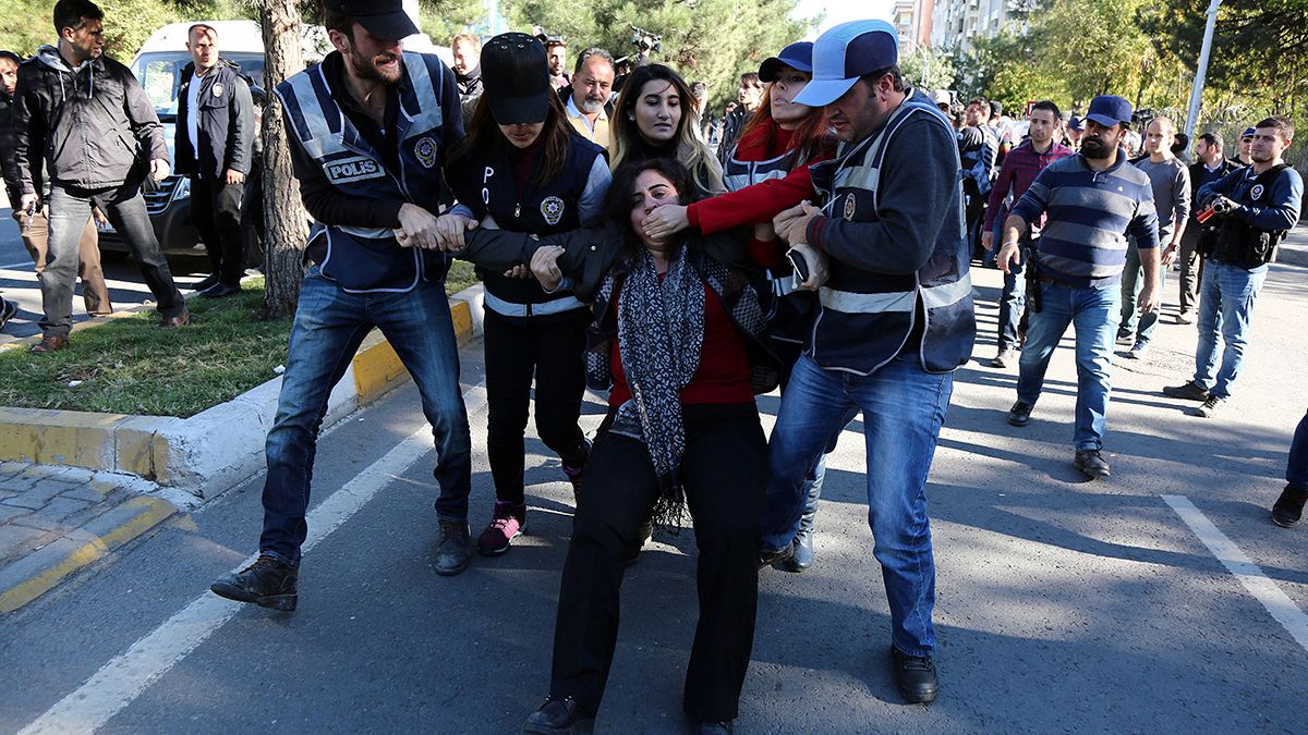 مظاهرات احتجاجية ضد التوقيفات التي طالت أعضاء حزب الشعوب الديمقراطي في تركيا