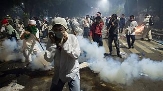 La Policía indonesia dispersa a 50.000 personas en Yakarta durante una protesta contra el gobernador de la ciudad