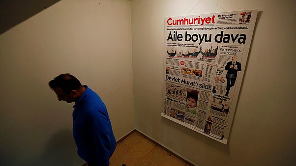 Cumhuriyet'te 9 yönetici ve gazeteci tutuklandı Cumhuriyet'te 9 yönetici ve gazeteci tutuklandı