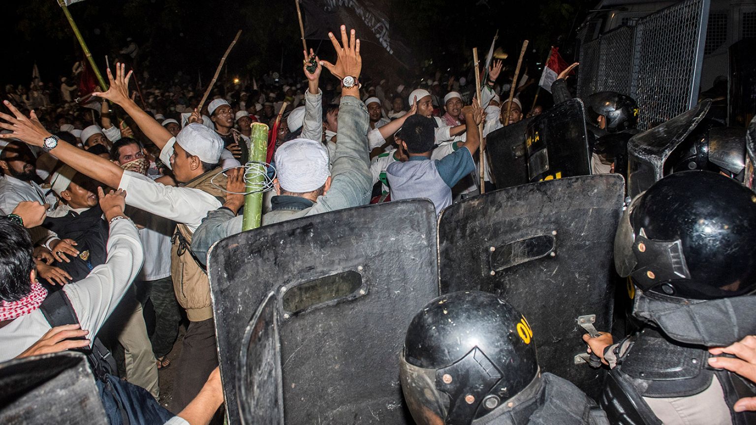 Endonezya'da Müslüman protestoculara polisten sert müdahale