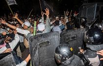 Ινδονησία: Δακρυγόνα και συγκρούσεις διαδηλωτών με αστυνομικούς