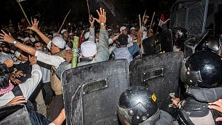 درگیری پلیس اندونزی با معترضان مسلمان