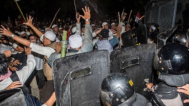 En Indonésie, bombes lacrymogènes contre manifestants musulmans En Indonésie, bombes lacrymogènes contre manifestants musulmans