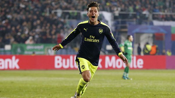 "Mesut Özil, Dennis Bergkamp gibi efsane olabilir" "Mesut Özil, Dennis Bergkamp gibi efsane olabilir"